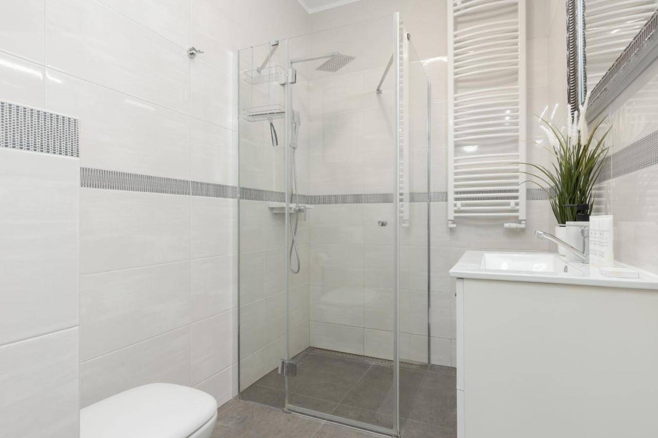 Modern One Bedroom Apartment With Parking In Lodz By Renters Prestige Eksteriør billede